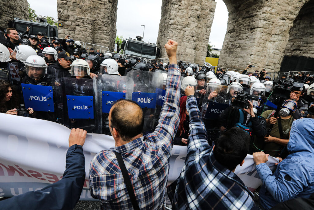 Taksim 1 Mayıs’ı için direnmek haktır, suç olan iktidarın yasak ve saldırılarıdır! 1 Mayıs halkındır, 1 Mayıs alanı Taksim Meydanıdır!